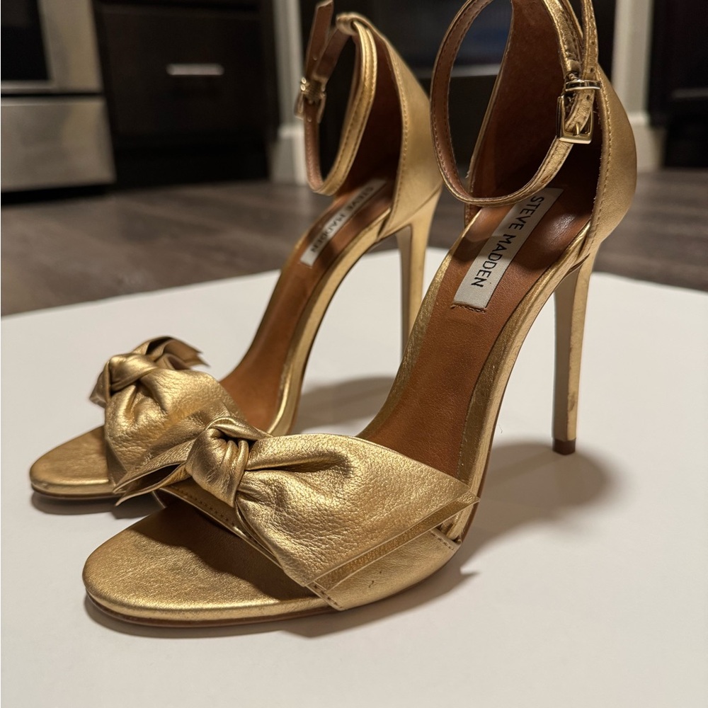 Steve Madden Open Toe, Gold
Size 7 - Picture 3 of 5